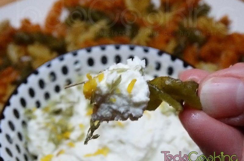 Pasta chips con salsa de queso feta. El snack sin aceite viral de Tik Tok!