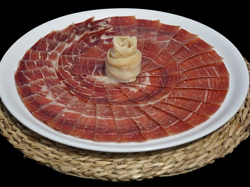 como servir un buen plato de jamón ibérico serrano-ham