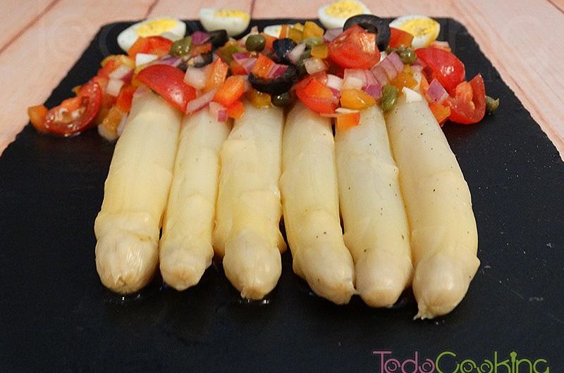 Espárragos blancos a la vinagreta con huevo de codorniz