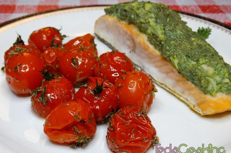 Salmón con costra de aguacate y albahaca