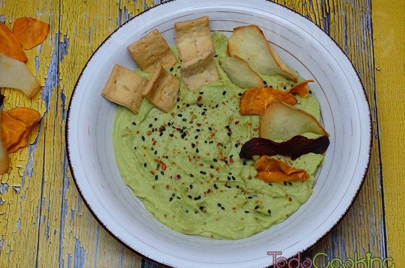 Hummus de aguacate. Dipeo rápido y saludable!