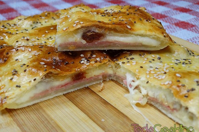 Empanada de jamón de york con queso y dátiles