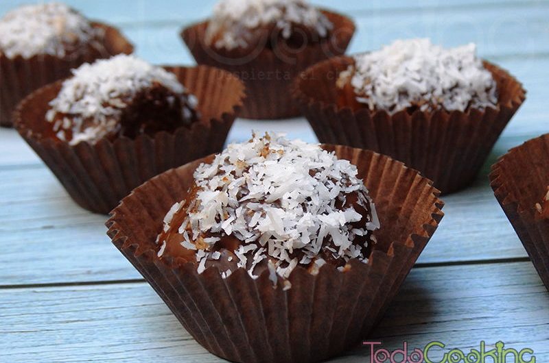 Bolas de coco y chocolate saludables sin azúcar