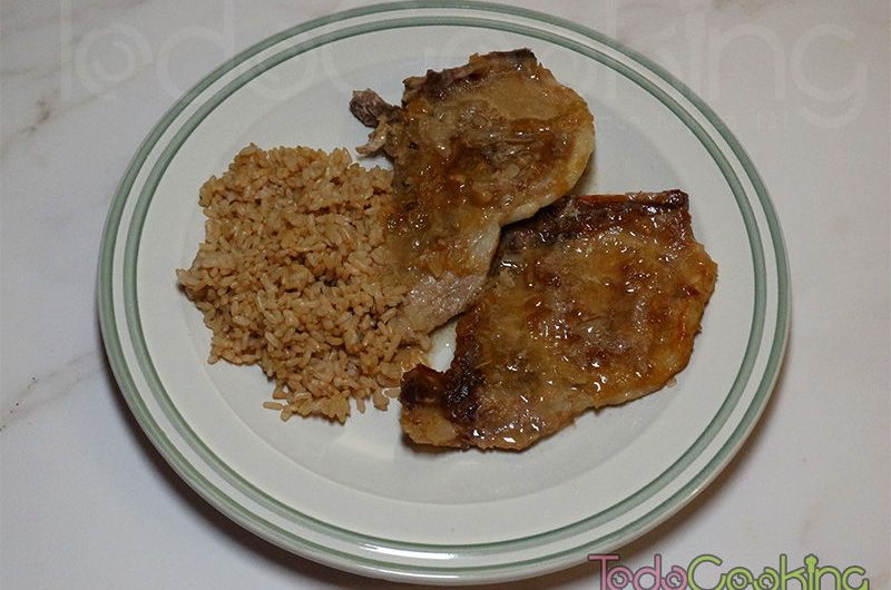 Chuletas de cerdo en salsa de cebolla. Receta con 3 ingredientes. 