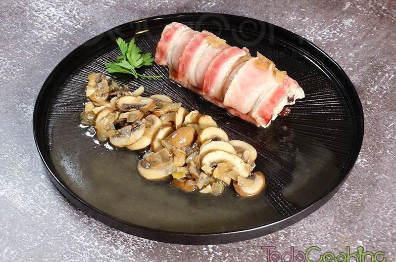 Rollitos de pollo rellenos con salsa de champiñones