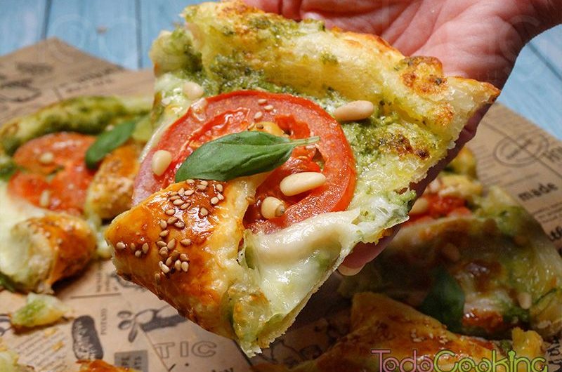 Corona de hojaldre caprese con pesto genovés