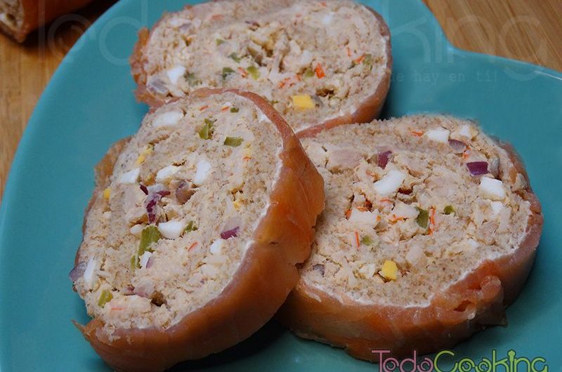 Rollo de salmón ahumado frío con pan de molde