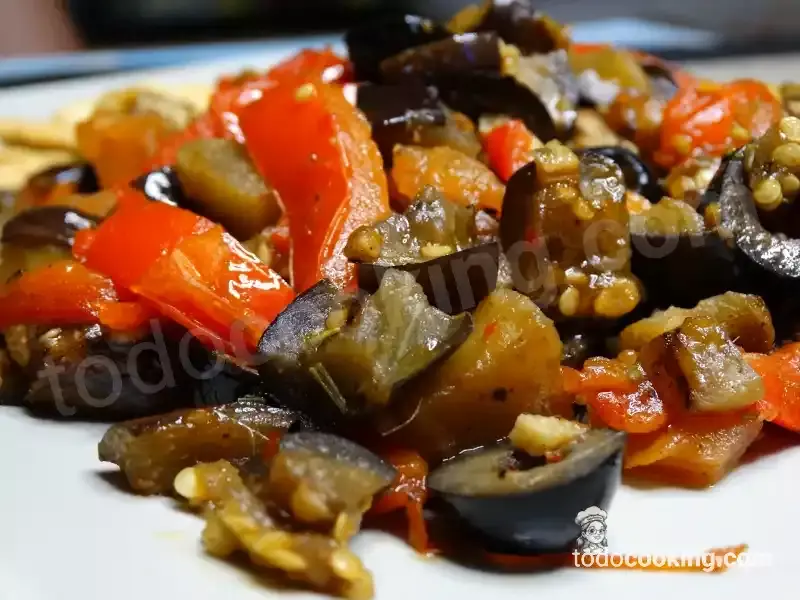 detalle de berenjenas salteadas con anchoas y aceitunas negras