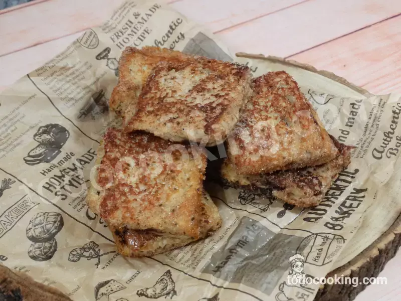 Torrijas saludables sin azúcar rellenas de chocolate y avellanas, listas para servir