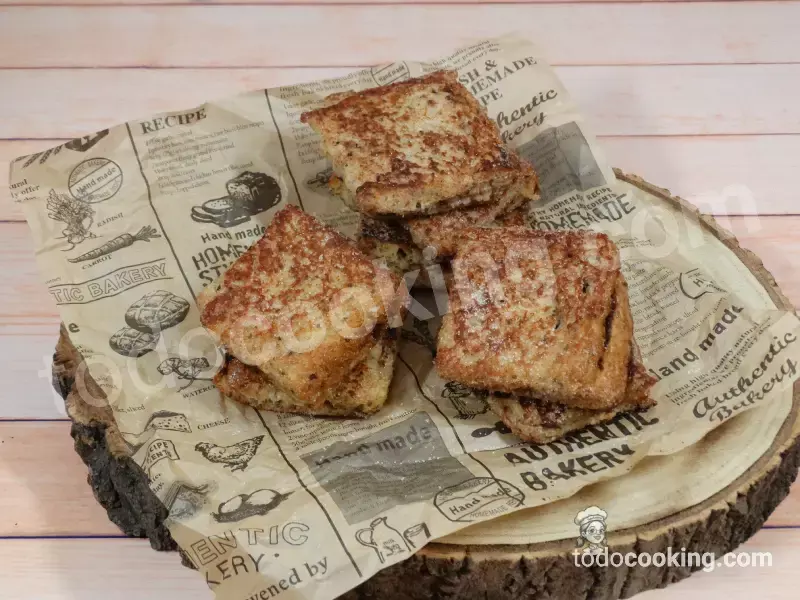Torrijas saludables sin azúcar rellenas de crema de chocolate y avellanas