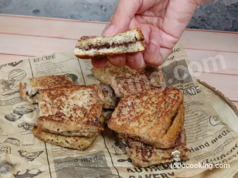 Detalle del relleno de crema de chocolate y avellanas en torrijas fit