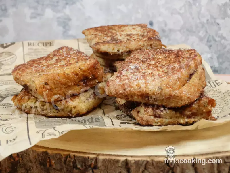 Torrijas de Semana Santa saludables con crema de chocolate y avellanas
