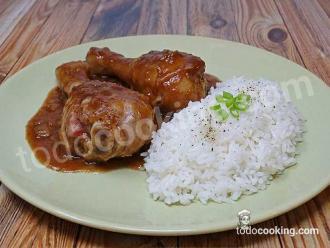 Pollo a la Coca-Cola en cazuela, jugoso y glaseado con salsa dulce