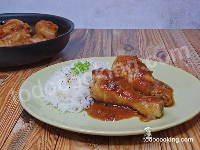 Muslos de pollo jugosos con salsa dulce de Coca-Cola acompañados de arroz