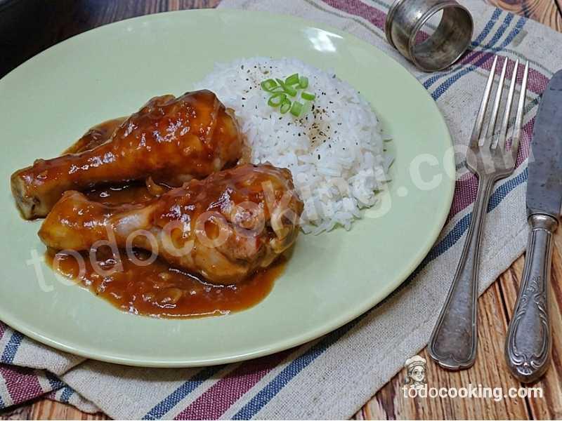 Receta casera de pollo en salsa de Coca-Cola con guarnición de arroz blanco