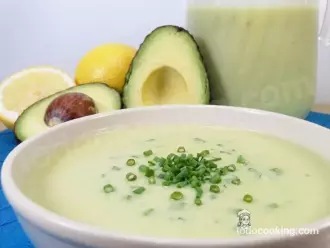 Gazpacho de aguacate cremoso servido en cuenco