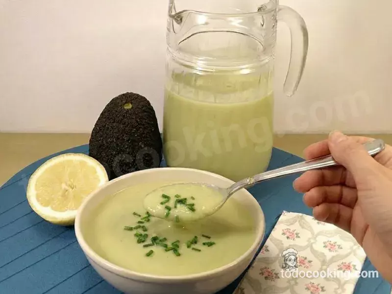 Gazpacho de aguacate en un cuenco, mostrando su textura cremosa con una cuchara