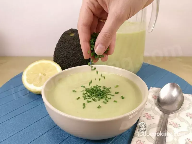 Gazpacho de aguacate fácil y cremoso