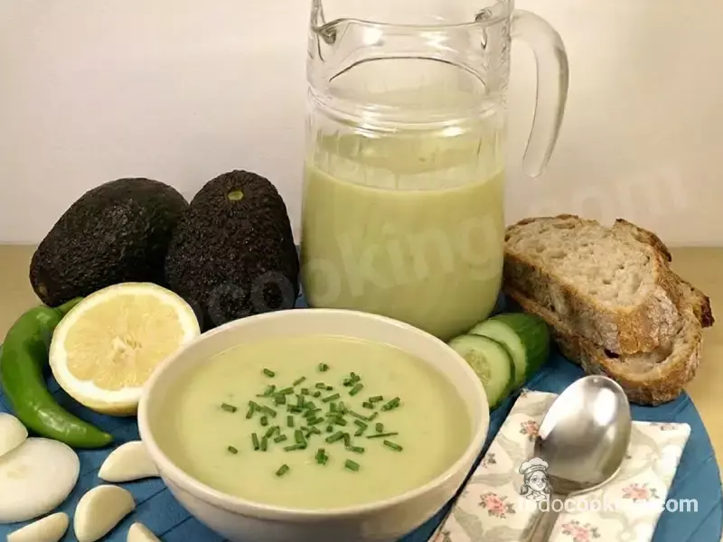 Ingredientes frescos para hacer gazpacho de aguacate