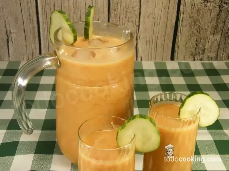 Vaso de gazpacho casero recién hecho estilo tradicional