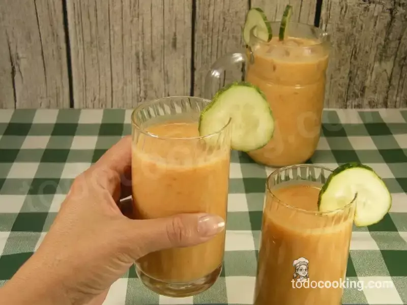 Gazpacho casero: receta andaluza tradicional y variante de sandía refrescante