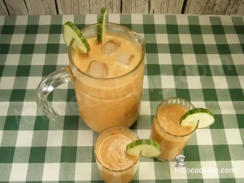 Gazpacho casero tradicional andaluz servido frío en vaso, receta fácil y refrescante