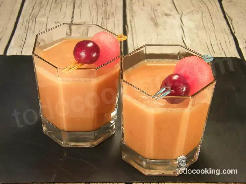 Gazpacho de frutas con sandía y cerezas servido frío