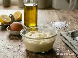 Mayonesa casera tradicional con huevo y aceite de oliva suave