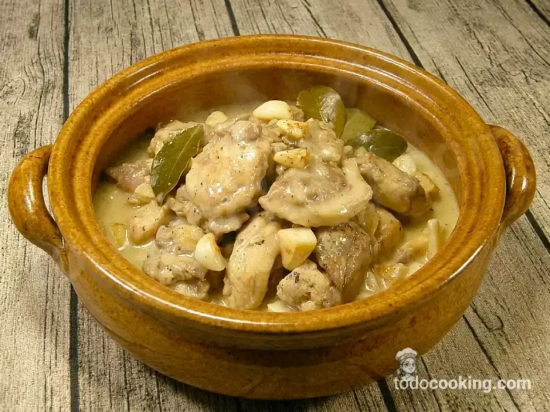 pollo al ajillo en cazuelita