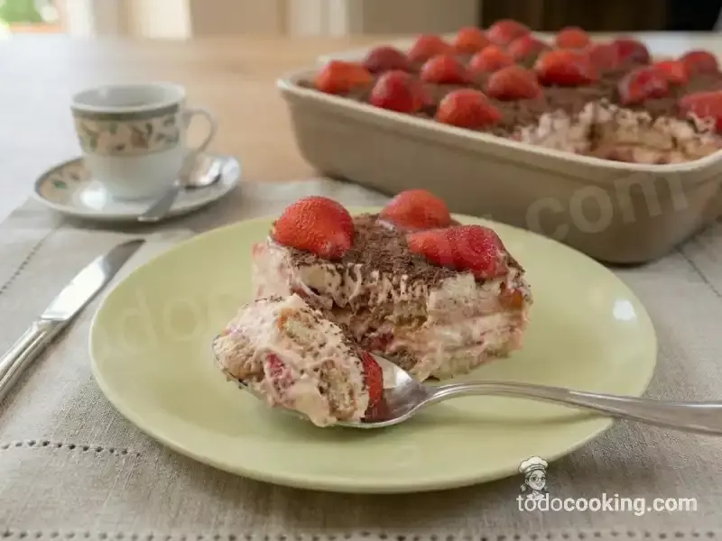 Tiramisú de fresas sin huevo con coulis casero