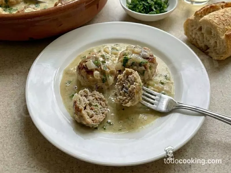 Albondigas al vino blanco partidas para ver la textura
