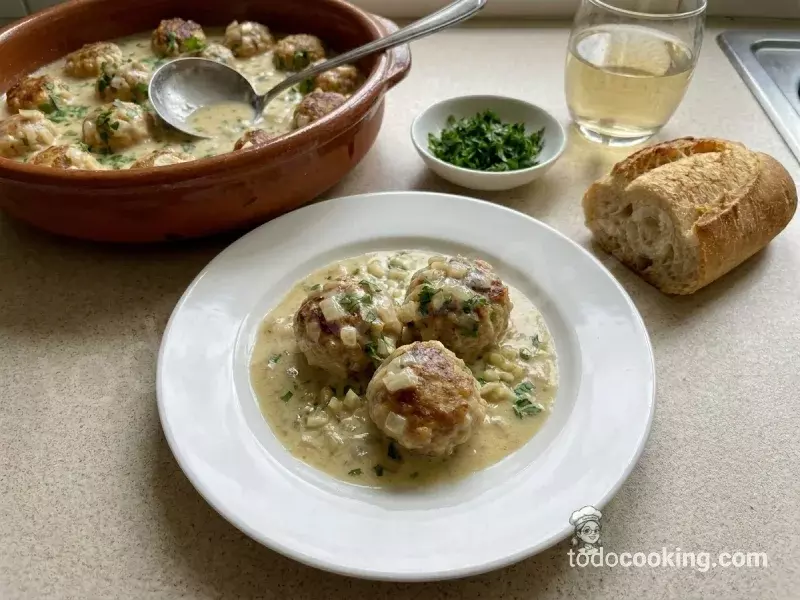Albóndigas caseras en salsa de vino blanco