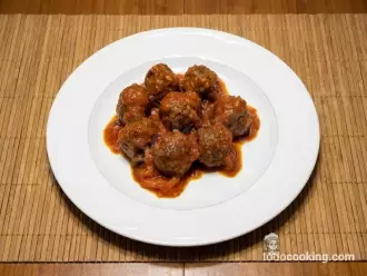 Albóndigas de ternera con tomate al horno vista cenital