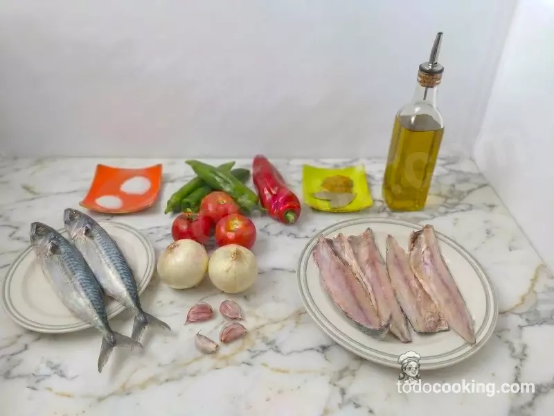 Ingredientes de la caballa a la moruna: tomates, pimientos, cebolla, ajo, caballa y especias.