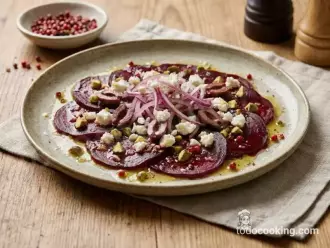 Carpaccio de remolacha y queso feta en plato rustico