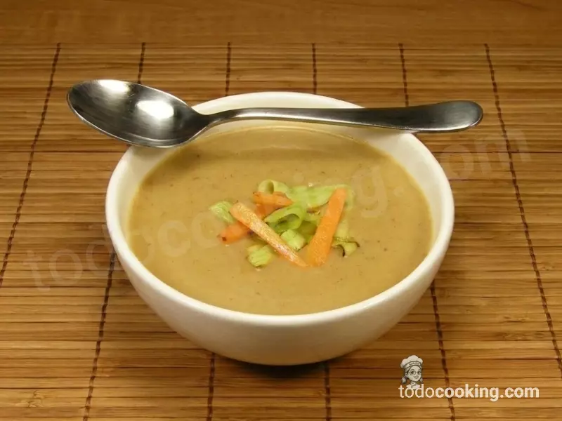 Crema de calabacines y cuchara apoyada