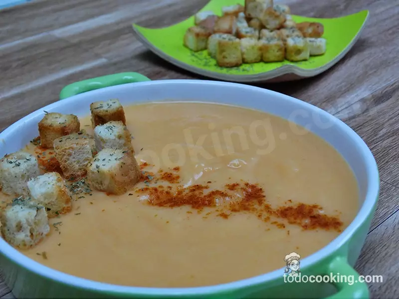 Crema de zanahoria y calabacin con picatostes