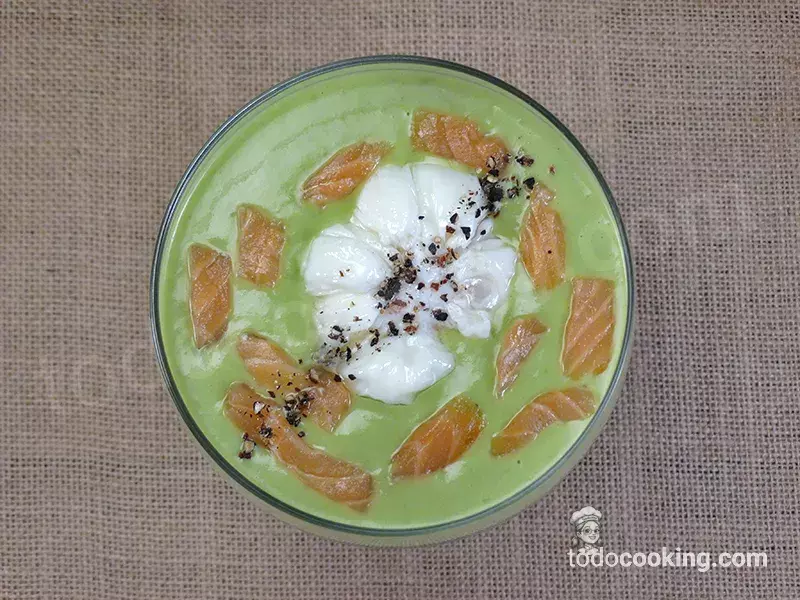 Crema fría de guisantes y coco con huevo poché cenital