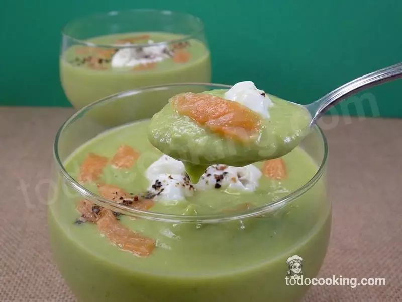 Crema fría de guisantes y coco con huevo poché cucharada