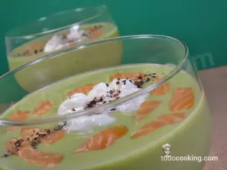 Crema fría de guisantes y coco con huevo poché dos copas