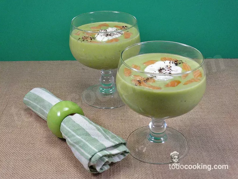 Crema fría de guisantes y coco con huevo poché dos copas