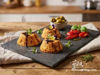 Pastelitos salados de atún y pimiento sobre tabla de pizarra