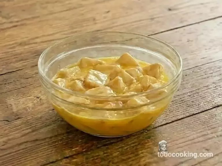 Patatas en huevo batido preparadas para tortilla de patatas en sartén Patatas en huevo batido preparadas para tortilla de patatas en sartén