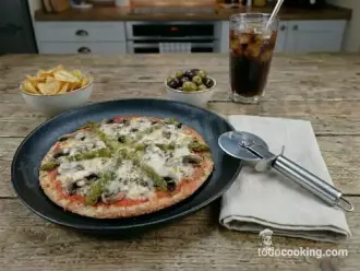 Pizza Fit con Base de Salvado y Verduras sobre una mesa