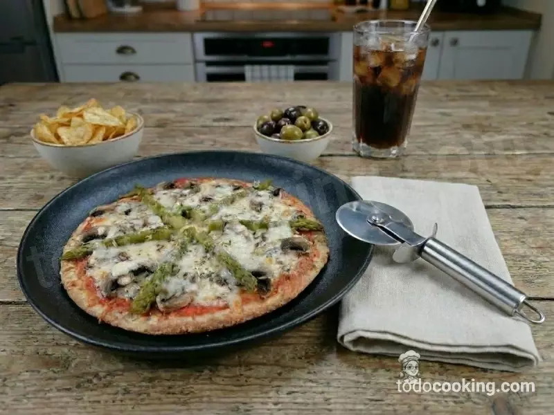 Pizza Fit con Base de Salvado y Verduras sobre una mesa