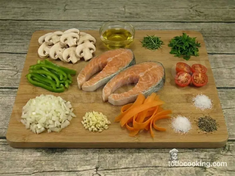 Ingredientes del almón en papillote: rodajas de salmón, zanahoria, champiñones, cherrys, cebolla,ajo, pimiento verde, hierbas