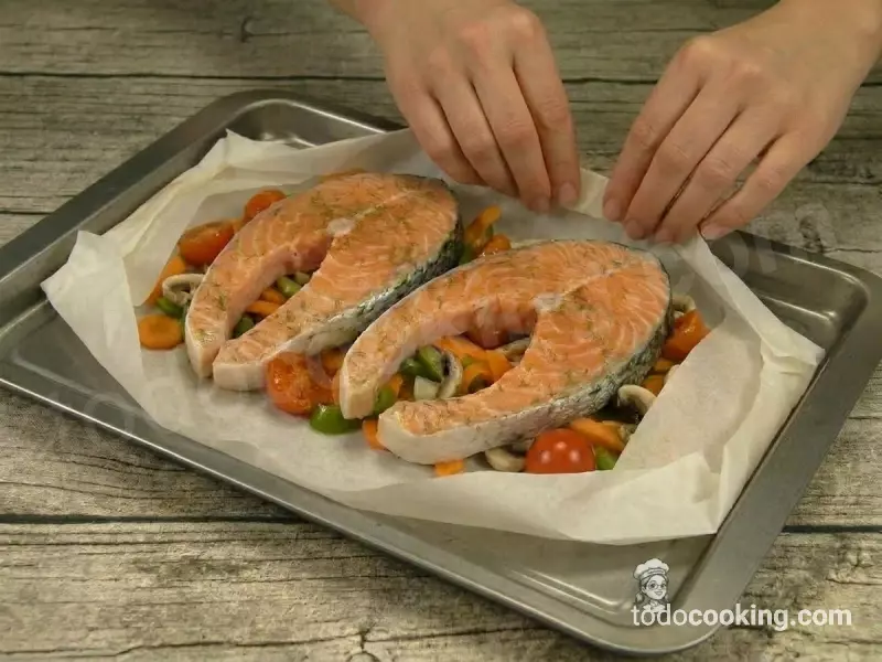 preparando el empaquetado del salmón en papillote