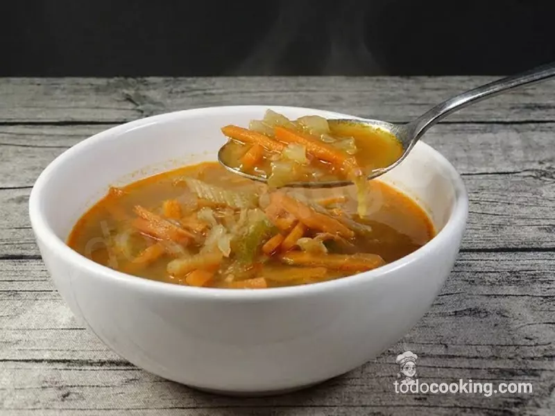 Sopa Juliana de verduras cucharada
