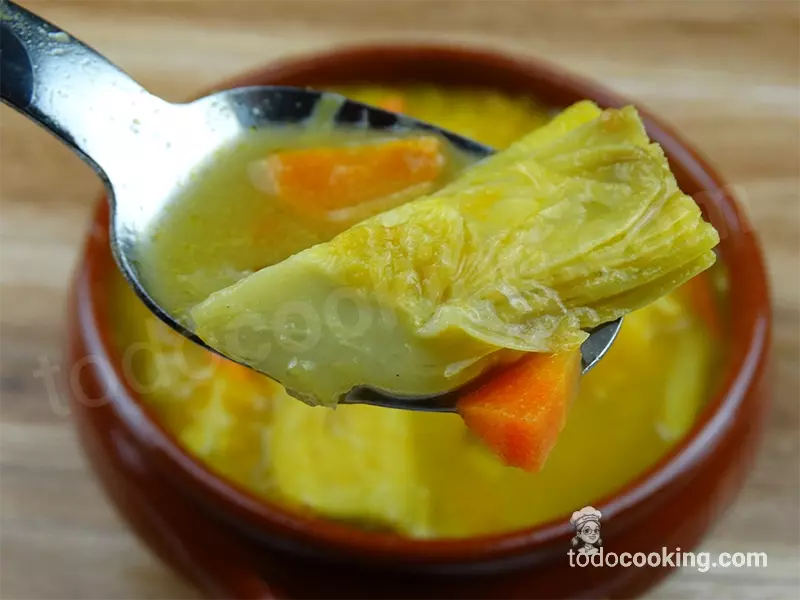 Sopa de alcachofas con curry detalle