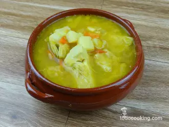 Sopa de alcachofas con curry primer plano